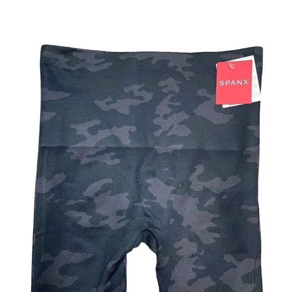 NWT SPANX Look at Me Now Leggings Black Camo Size Small - Picture 3 of 8